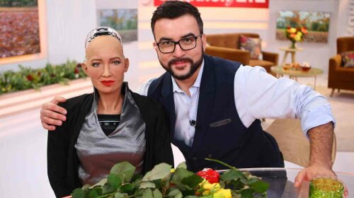 Исторический поцелуй: Руслан Сеничкин стал первым мужчиной, которого робот София подпустила так близко