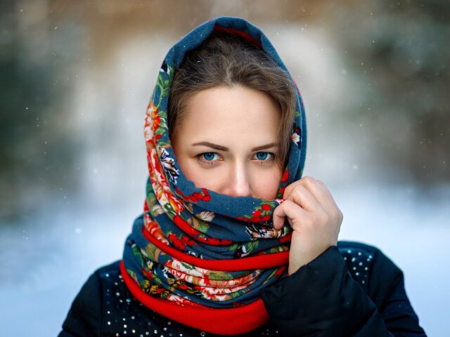 Blue-eyes-girl-scarf-snowy-winter_1920x1200