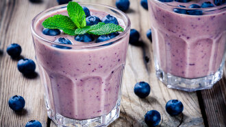 Cocktail_Blueberries_Wood_planks_Highball_glass_518234_1280x853-11