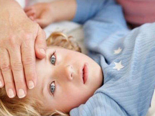 Когда и как надо сбивать температуру ребенку