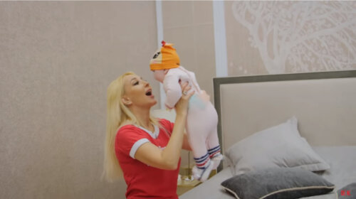 Стареющая Барби потеряла бдительность: Лера Кудрявцева показала, как кормит дочь с миски на полу (Видео)