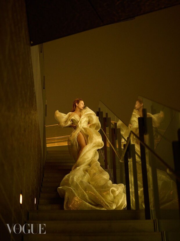 Тина Кароль засветила пышный бюст в полупрозрачном платье на страницах VOGUE. Япония