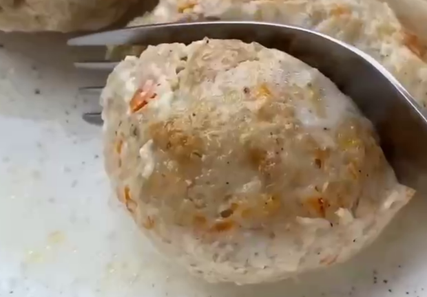 Куриные биточки с яблоком, кадр из видео