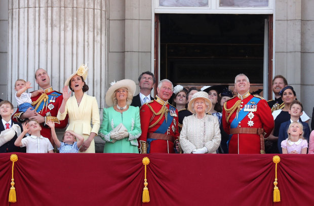 Єлизавета II і всі інші члени королівської сім'ї