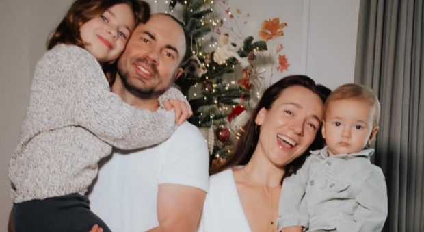 Андрей Бедняков и Анастасия Коротка с детьми