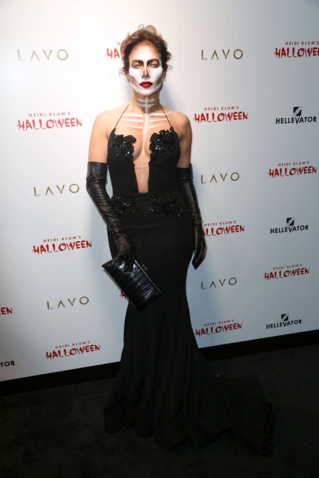 Дженифер Лопес в 2015 году надела вечернее платье в пол с глубоким декольте, с акцентом на макияж