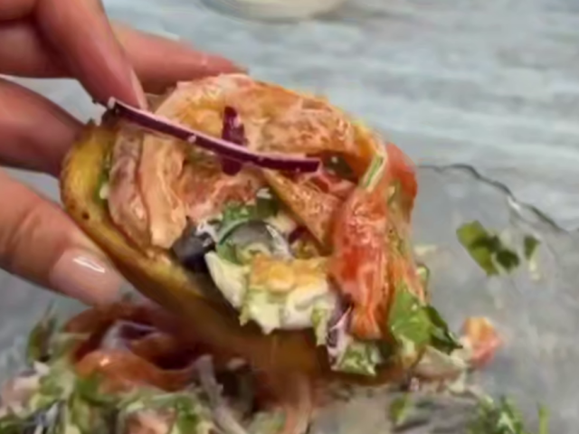 Закуска із запечених перців із сирним сиром, кадр з відео