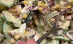 Освежающий салат с тунцом, кадр из видео