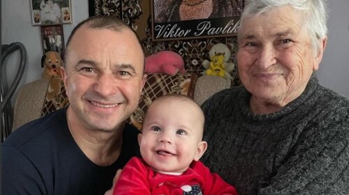 "Самые счастливые моменты в жизни": Виктор Павлик познакомил  81-летнюю маму с полугодовалым сыном