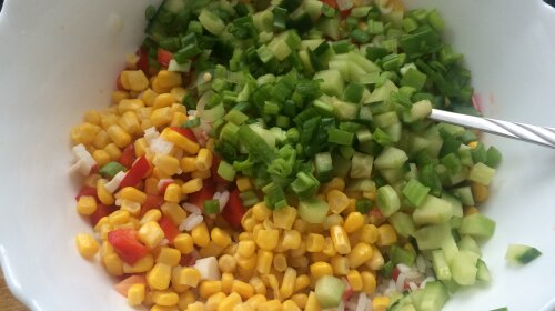 Салат с консервированной кукурузой: тебе понадобится всего лишь 10 минут