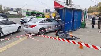 В Киеве такси влетело в остановку с людьми: в Сети появилось видео момента ДТП
