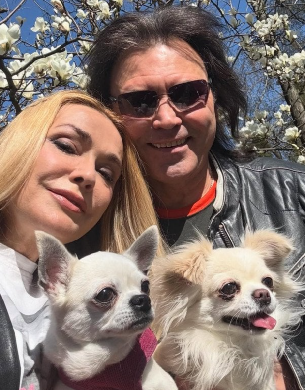 Оля Сумська та Віталій Борисюк з песиками, фото з соцмереж