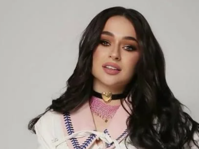 Співачка FIЇNKA