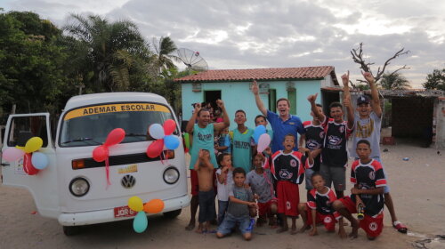 Дмитрий Комаров подарил автобус футбольной команде, где все футболисты – родные братья, и изменил жизнь игроков