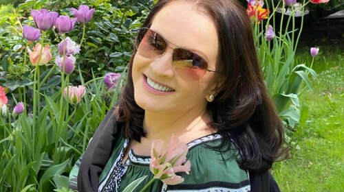 У розкішному зеленому платті: у Мережі з'явилося нове фото 72-річної Софії Ротару на тлі квітучих тюльпанів