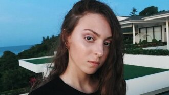 Вся в маму: 14-летняя Маша Полякова, стоя перед зеркалом, засветила плоский живот