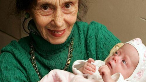 Жінка народила здорову дівчинку в 66 років: як виглядають мати і дочка через 15 років (фото)