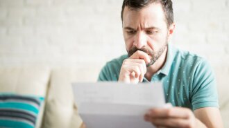 man-reading-letter-and-worrying-about-signs-of-lung-cancer-in-men