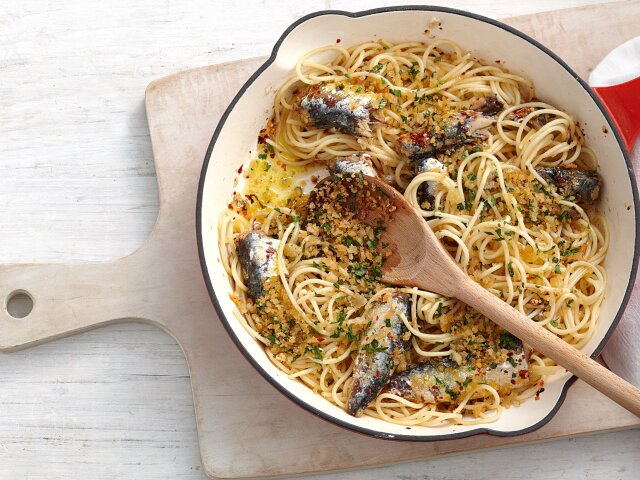 spaghetti-with-chilli-sardines-and-garlic-breadcrumbs-93824-1
