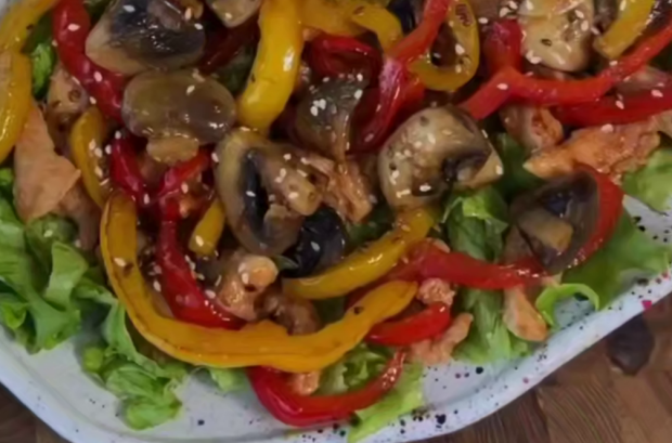 Салат з куркою теріякі, кадр з відео