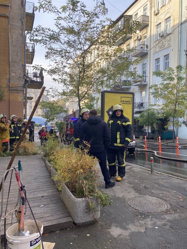 Пожар в Киеве, горит крыша, спасатели