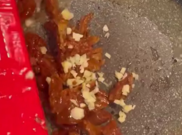 Лосось з в'яленими томатами, кадр з відео