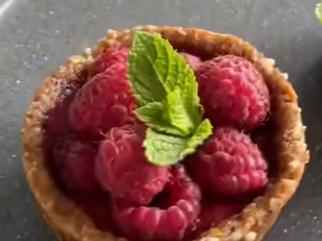 Кошички з ягідною начинкою, кадр з відео