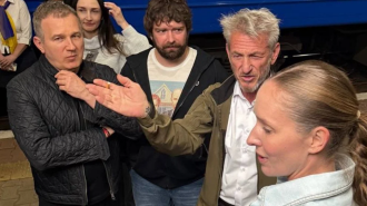 Юра Горбунов и Шон Пенн на вокзале. фото из соцсетей