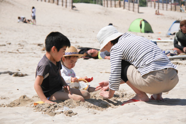 Родители часто играют вместе со своими детьми на площадках и в песочнице/ Фото из личного архива авт