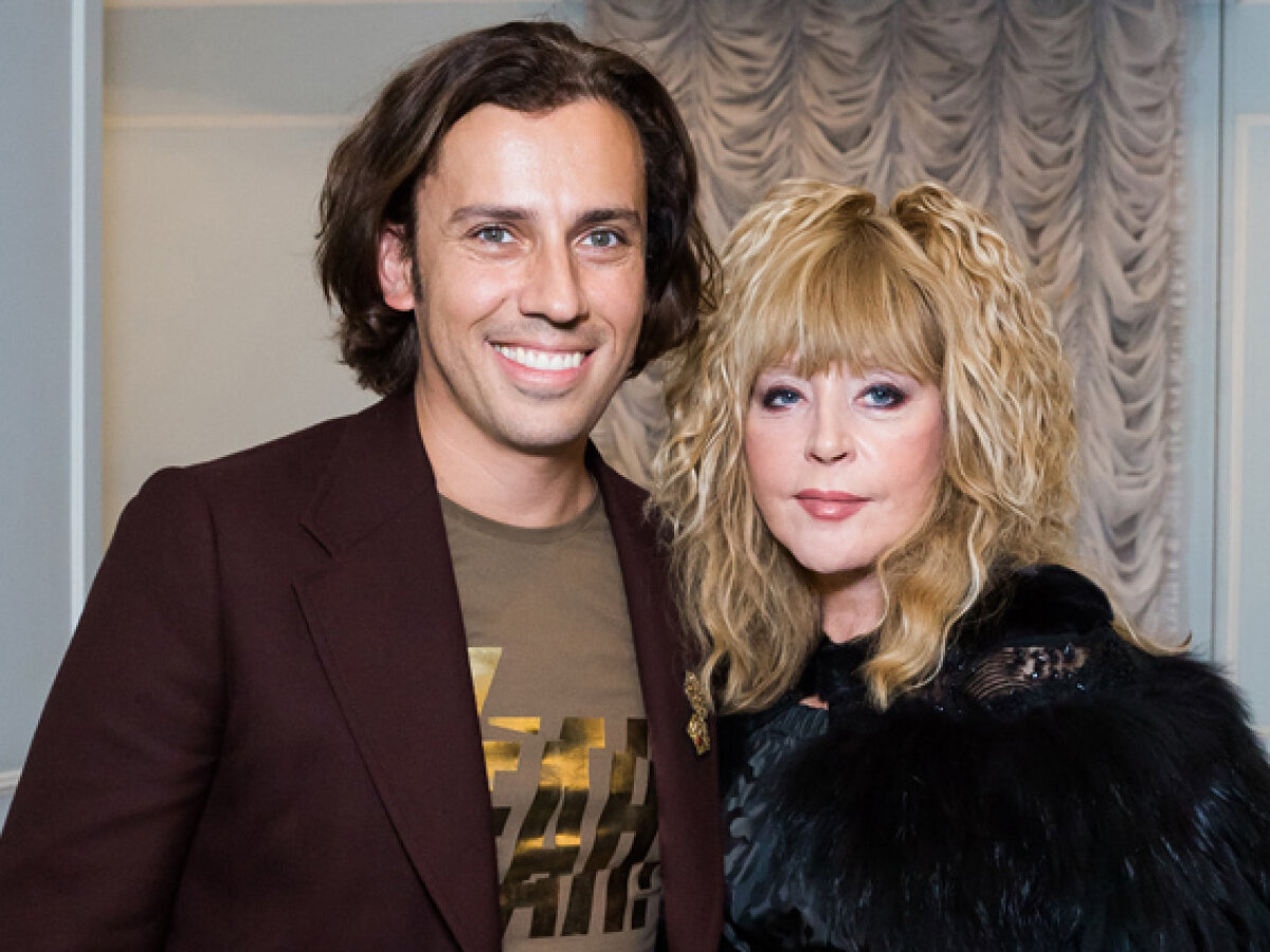 Жас қыз шашып жатыр