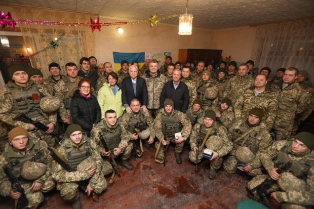 Джон Маккейн с Петром Порошенко и украинскими солдатами