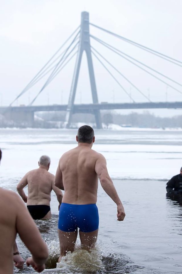 Віталій Кличко з держслужбовцями купається в ополонці