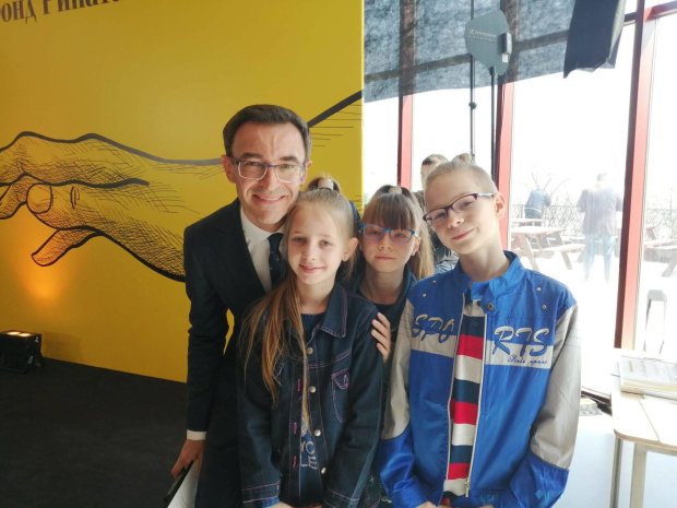 Толик, Вика и Дарина (справа налево) на отчете фонда Рината Ахметова за 2018 год