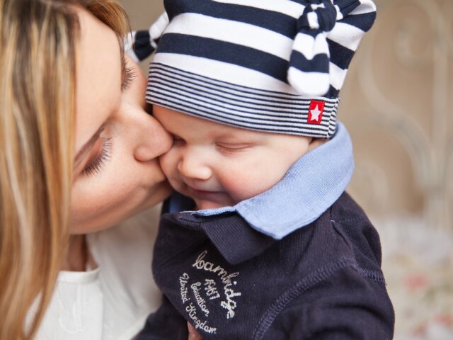 baby-baby-with-mom-mother-kiss-tenderness-67663(3)