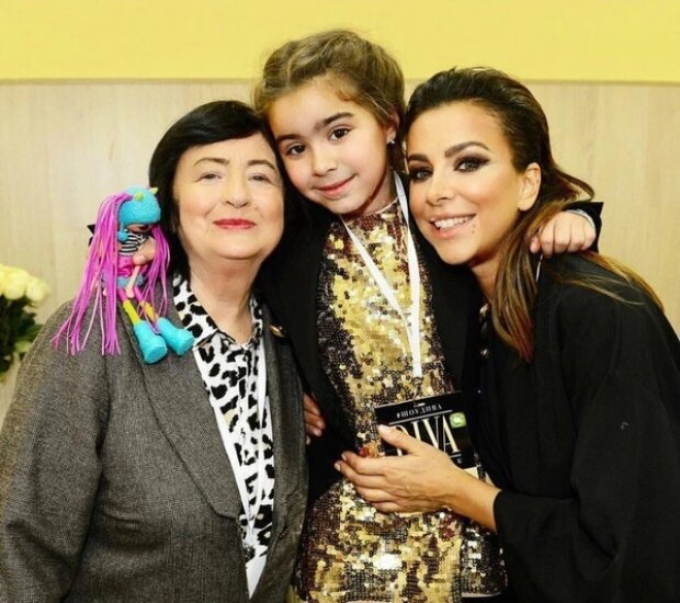 Ани Лорак с дочерью и мамой