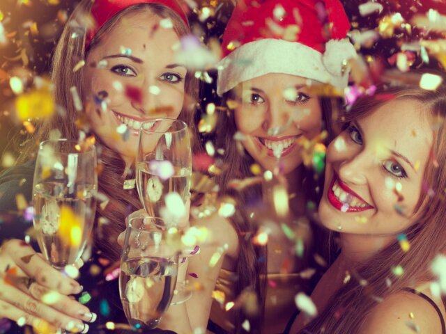 Girls-Enjoying-Merry-Christmas-And-New-Year-2017-Wallpaper-11621
