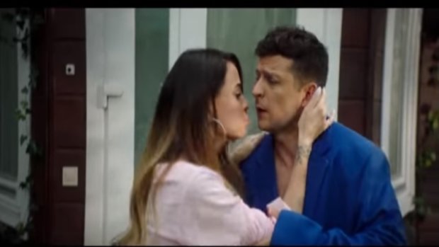Поцілунок Дорофєєвої та Зеленського у фільмі «Я, ти, він, вона»