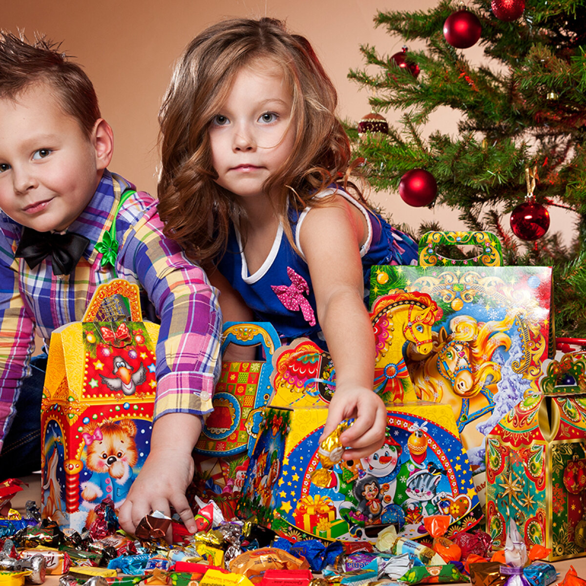 Новый ребенок сайт. Новогодние подарки для детей. Новогодние сладкие подарки. Подарки под ёлкой. Новогодние детские подарки для детей.