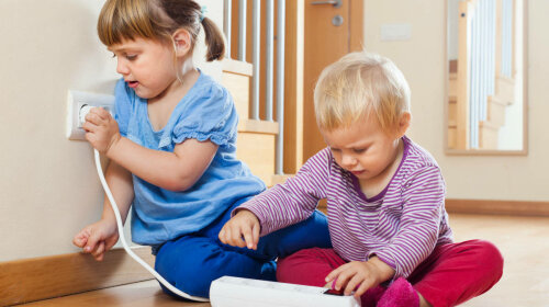 Доктор Комаровский назвал 5 самых опасных бытовых вещей для ребенка