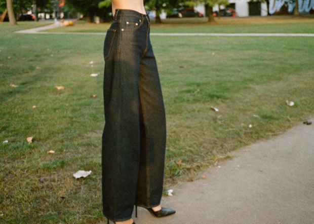 Трендові джинси-кльош, фото із соцмереж