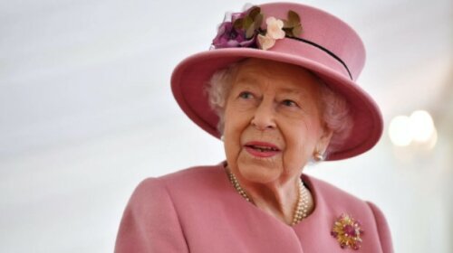 В розовом пальто и шляпе: Елизавета II впервые вышла в свет после самоизоляции
