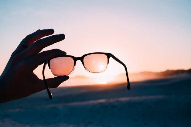 Сонячні окуляри — це не прикраса або данина моді, а важливий предмет в твоєму гардеробі, який збережи