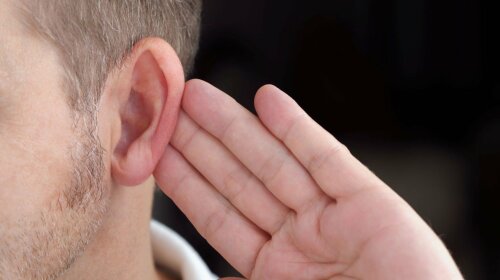 Медики назвали первые симптомы потери слуха