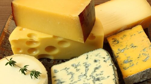 Візьміть запальничку на ринок: як відрізнити натуральний сир від підробки – простий лайфхак