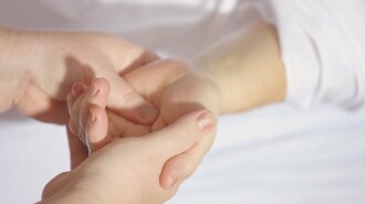 Покалывание пальцев, опущение века и другие: онкологи перечислили ТОП-9 симптомов рака легких