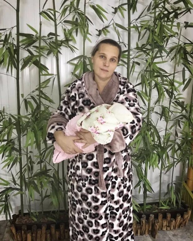 Ольга Майгун з новонародженою вірсавією і це