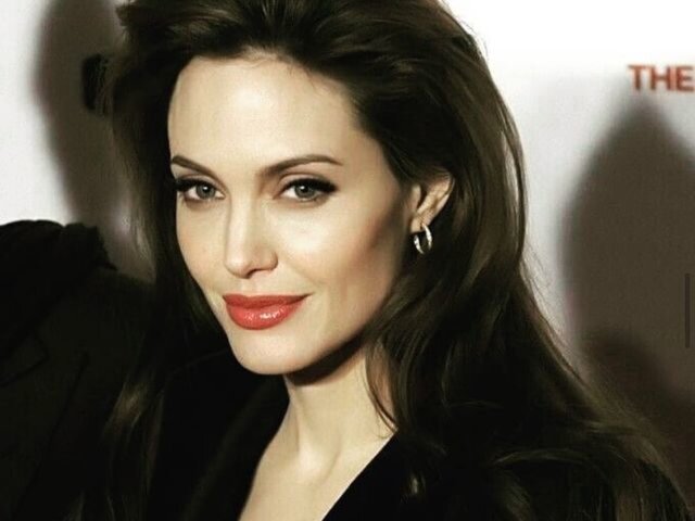 Джоли с короткими волосами