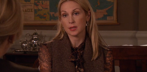 Красива жінка, кадр з серіалу "Пліткарка"