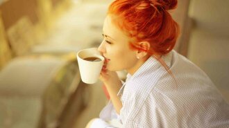 Girls_Bright_red-haired_girl_in_shirt_drinking_coffee_103107_