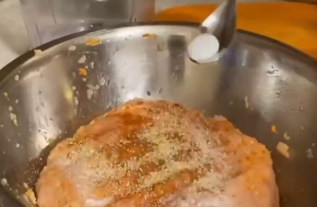 Куриные биточки с яблоком, кадр из видео